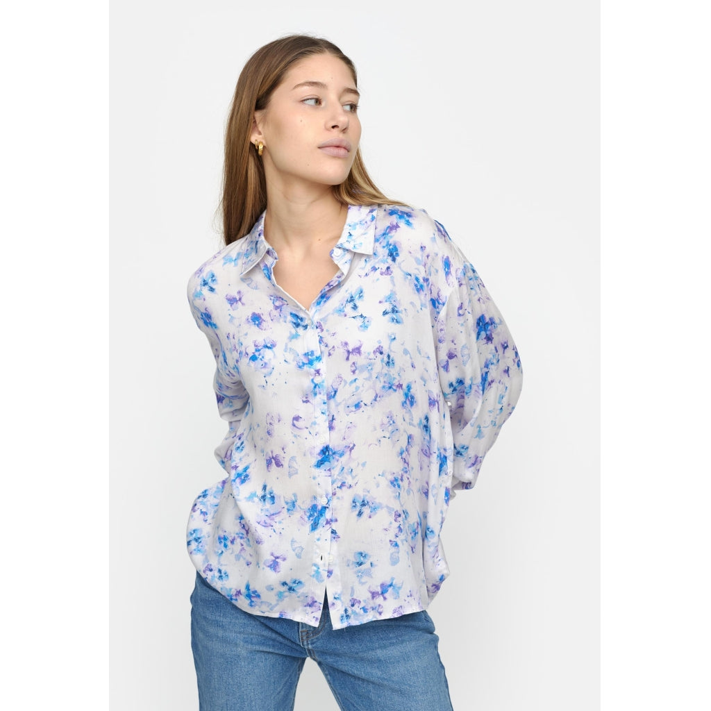 Alyssa bluse fra Soft Rebels er en sommerlig skjorte med blomsterprint som passer til både hverdag og litt mer formelle anledninger