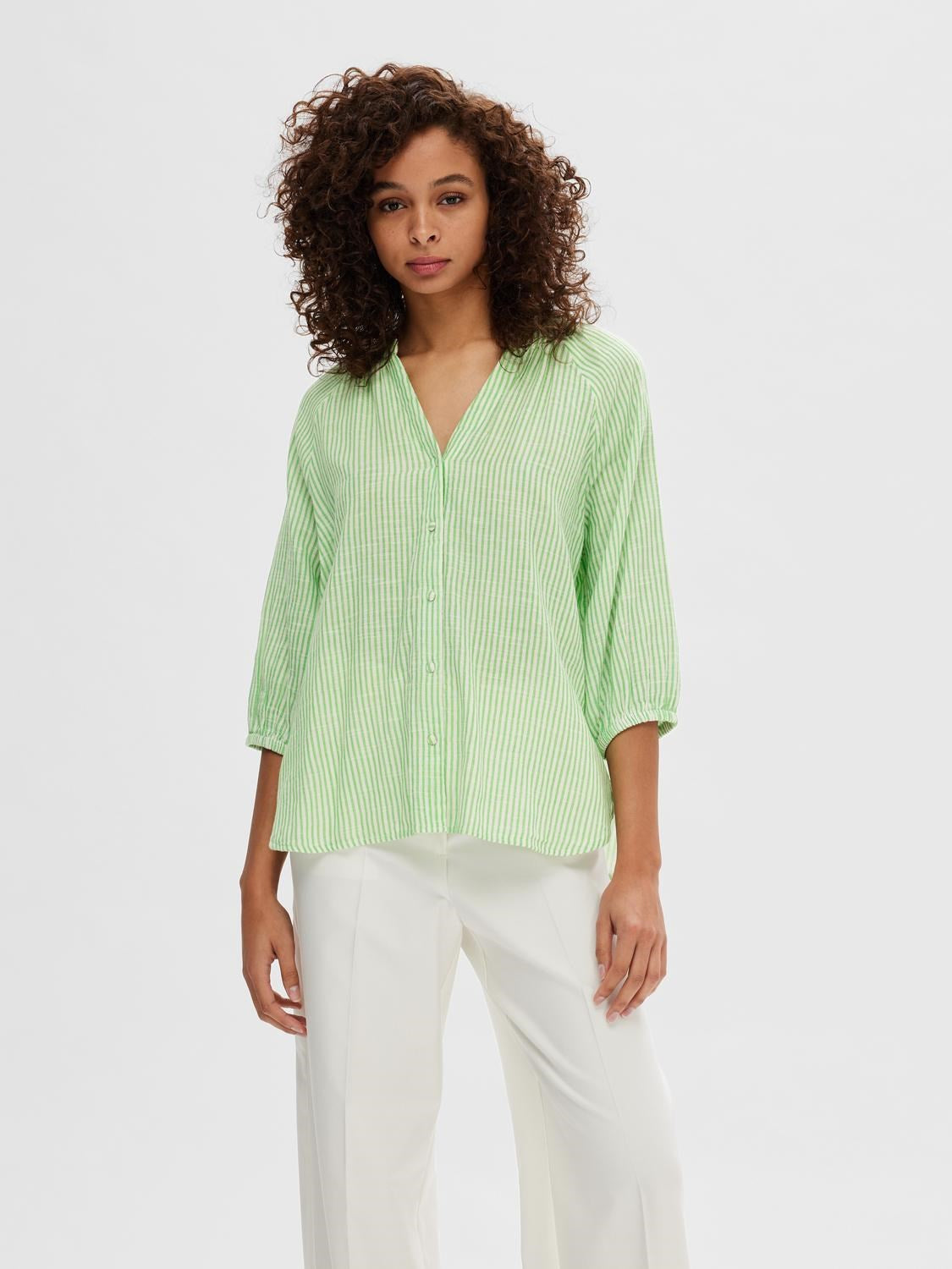 Alberta er en klassisk og sommerlig bluse med vevde grønne striper fra Selected Femme.