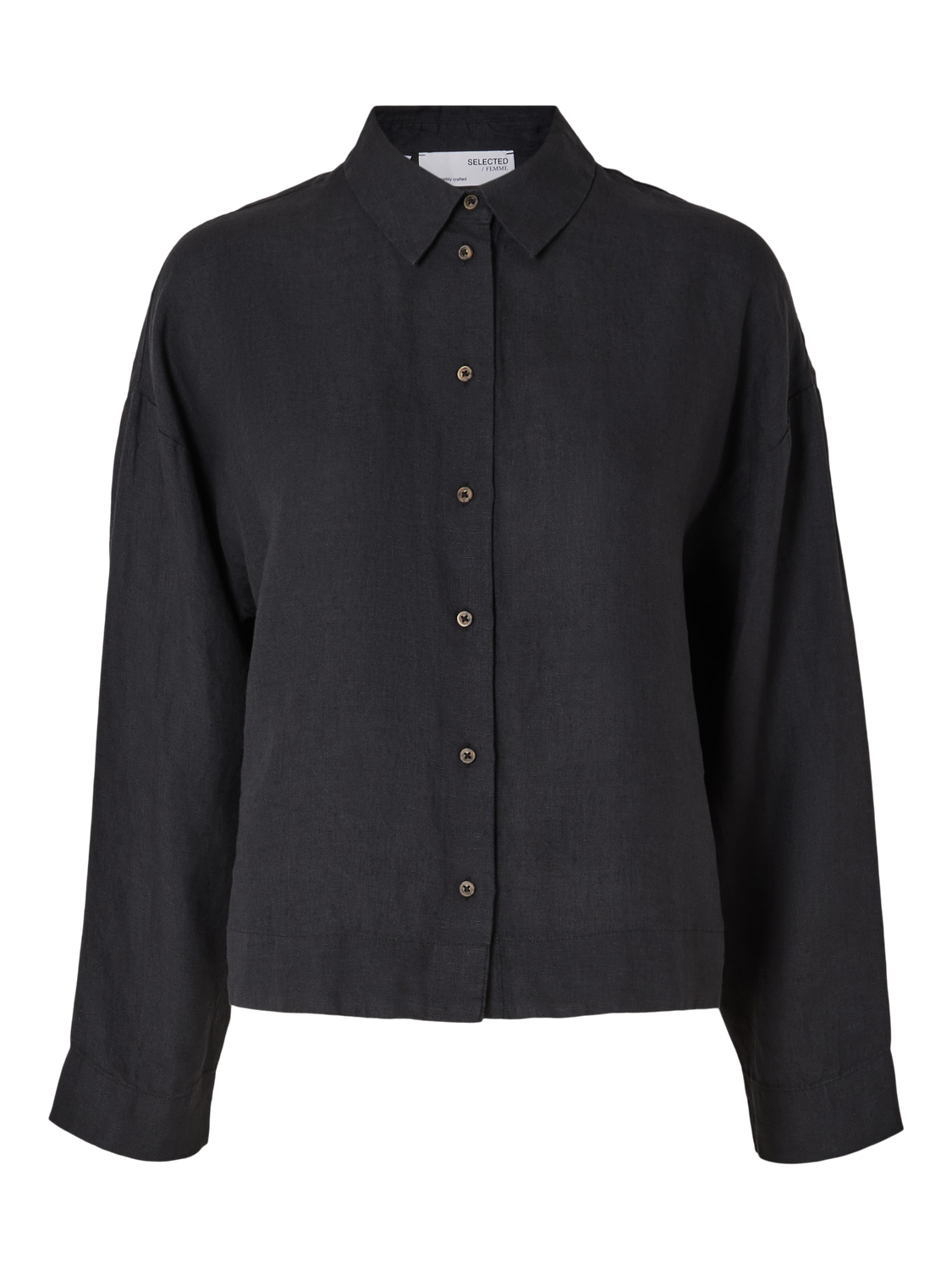Linnie linskjorte fra Selected Femme er en klassisk og kul skjorte som er perfekt i de varmere månedene. Skjorten har en boxy, kort og litt oversized fasong som gjør den perfekt til bukser med høyt liv.