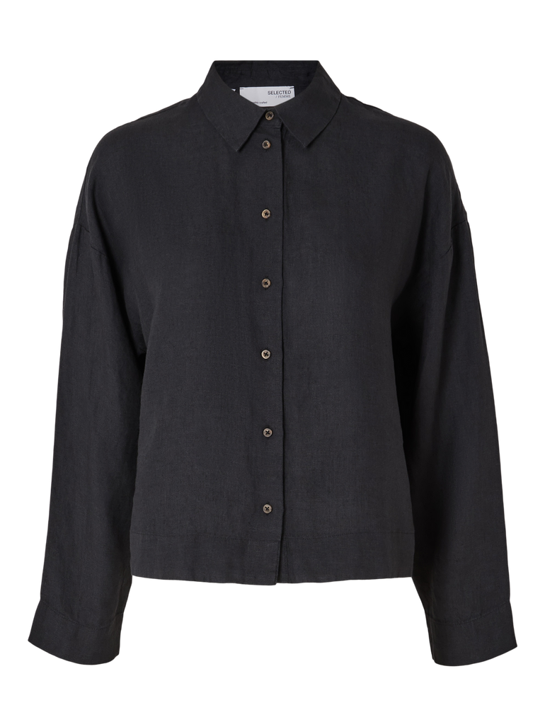 Linnie linskjorte fra Selected Femme er en klassisk og kul skjorte som er perfekt i de varmere månedene. Skjorten har en boxy, kort og litt oversized fasong som gjør den perfekt til bukser med høyt liv.