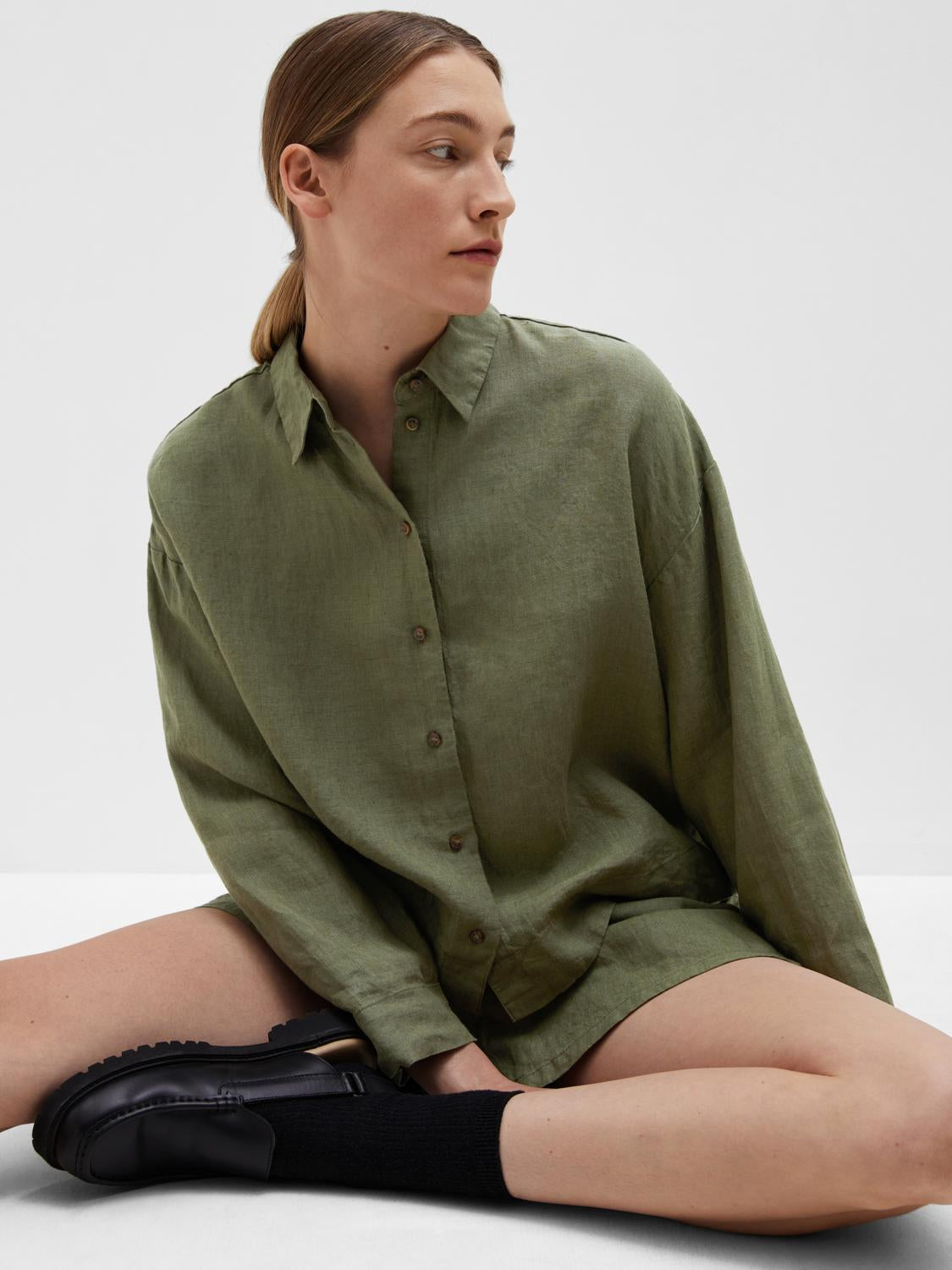 Linnie linskjorte fra Selected Femme er en klassisk og kul skjorte som er perfekt i de varmere månedene. 